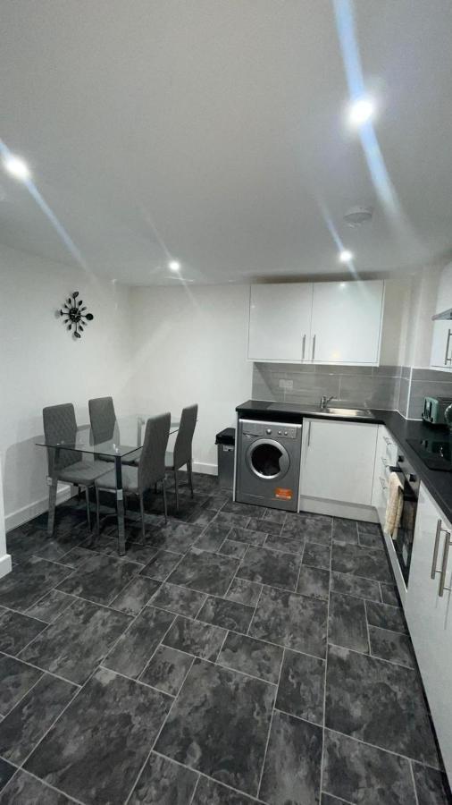 2 Bed Room Luxury Apartment In Old Kent Road 런던 외부 사진