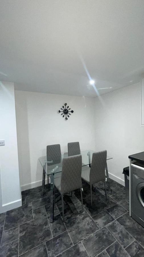 2 Bed Room Luxury Apartment In Old Kent Road 런던 외부 사진