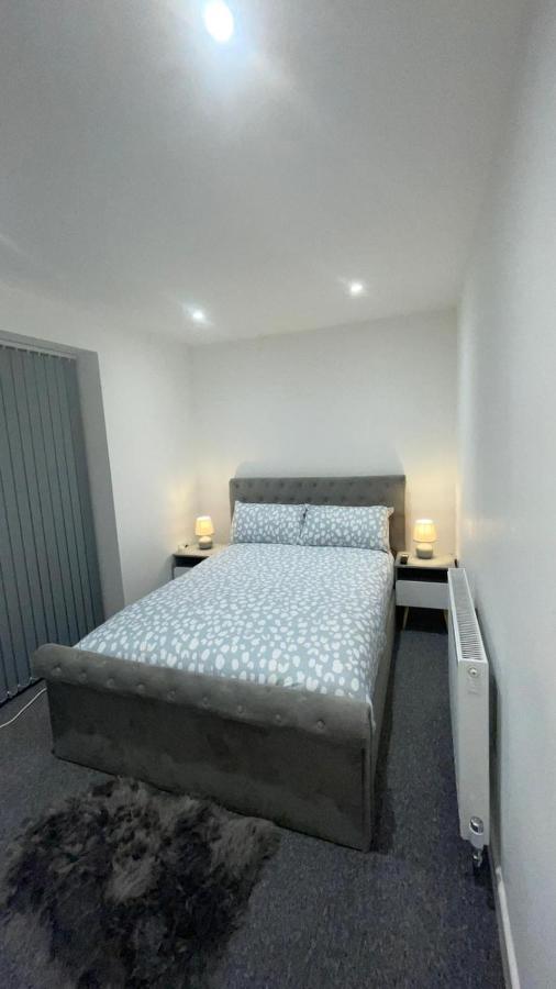 2 Bed Room Luxury Apartment In Old Kent Road 런던 외부 사진