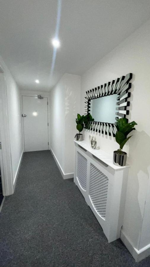 2 Bed Room Luxury Apartment In Old Kent Road 런던 외부 사진