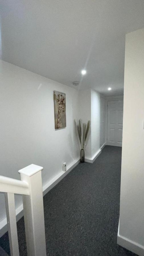 2 Bed Room Luxury Apartment In Old Kent Road 런던 외부 사진